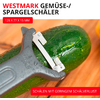 Pèle-légumes gris épluche un concombre vert sur une planche en bois, concombre avec gouttes d'eau; textes produits rouges 'WESTMARK GEMÜSE-/SPARGELSCHÄLER', '128 x 77 x 15 MM' et 'SCHÄLEN MIT GERINGEM SCHÄLVERLUST'
