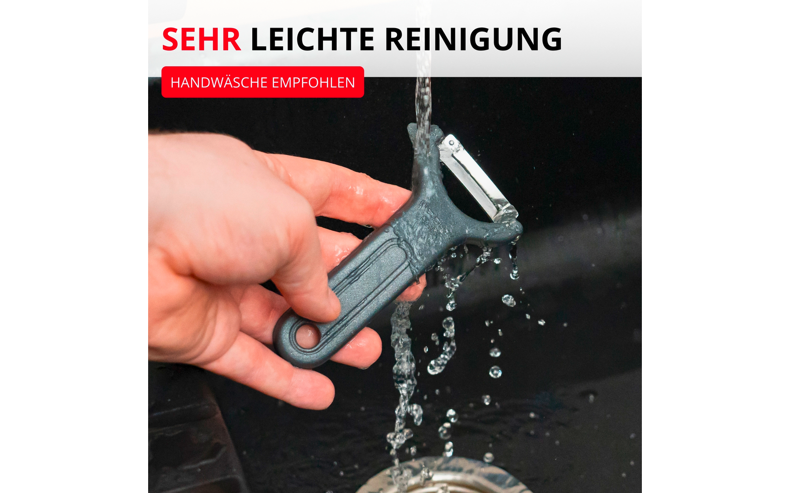 Main tenant un outil gris avec une pièce métallique sous de l'eau courante au-dessus d'un évier ; en haut le texte 'SEHR LEICHTE REINIGUNG' et un label rouge 'HANDWÄSCHE EMPFOHLEN'