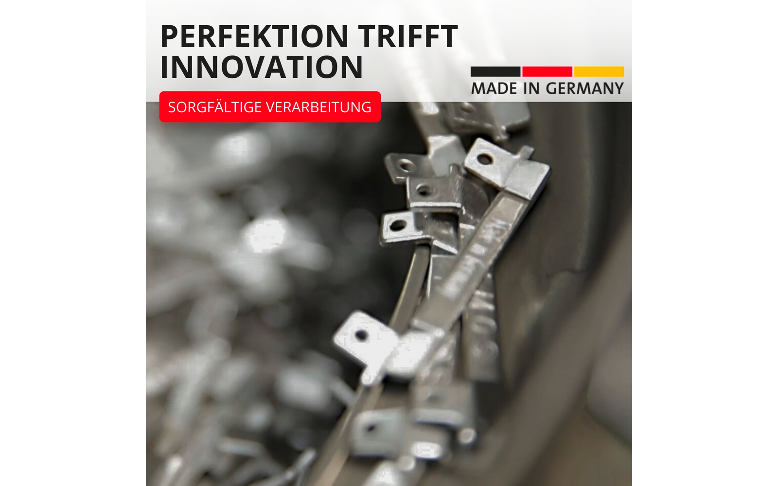 Gros plan de petites pièces métalliques argentées dans un récipient ; en haut à gauche texte noir 'PERFEKTION TRIFFT INNOVATION', étiquette rouge 'SORGFÄLTIGE VERARBEITUNG', en haut à droite 'MADE IN GERMANY' avec bande noir-rouge-jaune