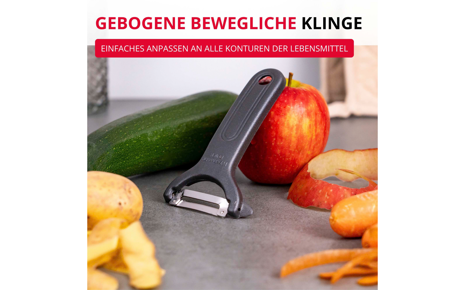 Éplucheur gris sur plan de travail à côté d'une pomme rouge partiellement épluchée, pelures de pomme, tranches de pomme et une courgette verte en arrière-plan