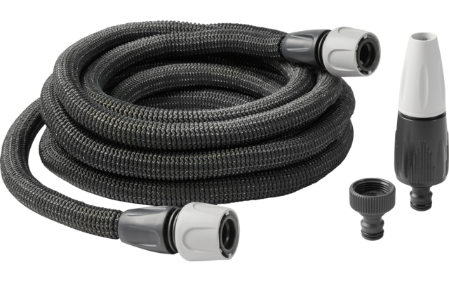 Schwarzer, aufgerollter Schlauch mit Metallanschlüssen und zwei Aufsätzen auf weißem Hintergrund