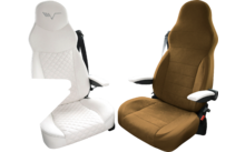 Zwei Fahrersitze in einem Fahrzeug, ein weißer und ein brauner Sitz, umgeben von Armlehnen und einem Tisch