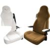 Deux sièges de conducteur dans un véhicule, un siège blanc et un siège marron, entourés d'accoudoirs et d'une table