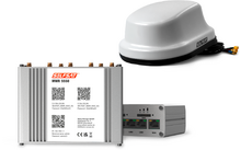 Appareil blanc en forme de dôme avec câble noir et connecteurs jaunes ; devant deux boîtiers électroniques argentés, l'un portant l'inscription orange-rouge 'SELFSAT' et deux codes QR, l'autre avec des ports visibles