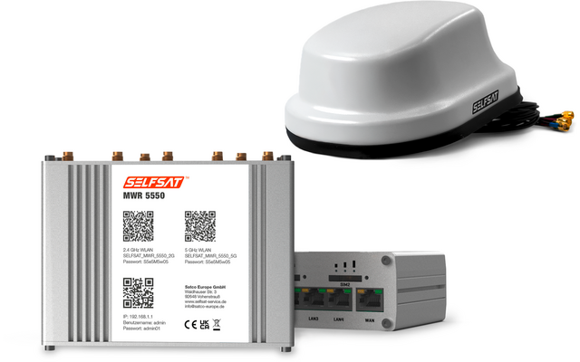 Weißes kuppelförmiges Gerät mit schwarzem Anschlusskabel und gelben Steckern; davor zwei silberne elektronische Gehäuse, eines mit orange-rotem ‚SELFSAT‘-Schriftzug und zwei QR-Codes, das andere mit sichtbaren Anschlüssen