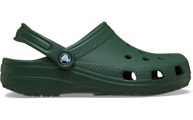 Dunkelgrüner Clog in Seitenansicht mit Belüftungsöffnungen und Fersenriemen mit rundem Emblem auf weißem Hintergrund