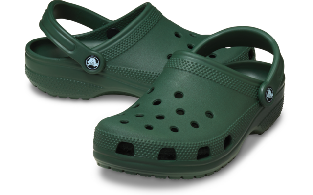 Paar grüne Kunststoff-Clogs mit Belüftungsöffnungen und Fersenriemen, auf weißem Hintergrund