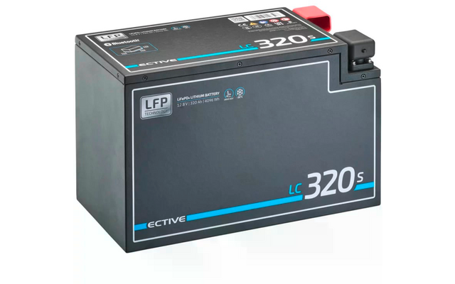 Rechteckige schwarze Batterie mit blauen und weißen Schriftzügen auf weißem Hintergrund