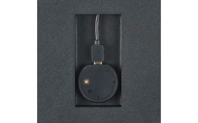 Schwarzes elektronisches Gerät mit Kabel in einer schwarzen Verpackung
