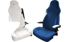 Zwei Fahrzeugsitze, ein weißer und ein blauer, mit Armlehnen in einem Fahrzeuginnenraum