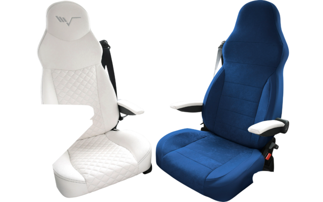Deux sièges de véhicule, un blanc et un bleu, avec accoudoirs à l'intérieur d'un véhicule