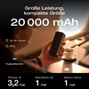 Hand hält eine Powerbank neben einer Tasse auf einem Tisch, Text zeigt 20000 mAh Kapazität