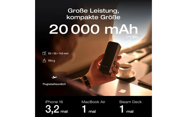 Hand hält eine Powerbank neben einer Tasse auf einem Tisch, Text zeigt 20000 mAh Kapazität