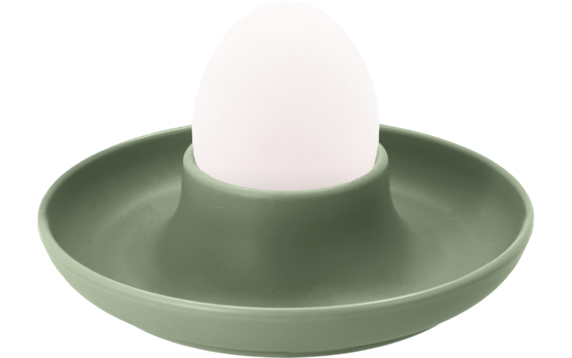 weißes Ei in grünem Eierbecher auf weißem Hintergrund