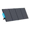 Schwarze Solarpanels auf weißem Hintergrund