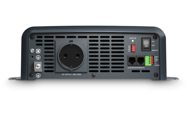 Dunkelgraues Rückpanel mit zentraler runder Steckdose (Beschriftung 'AC OUTPUT 230V 50Hz'), waagerechten Lüftungsschlitzen, zwei rechteckigen Buchsen nebeneinander, Kippschalter, rote Taste, grüne mehrpolige Schraubklemme sowie Beschriftungen und Sym