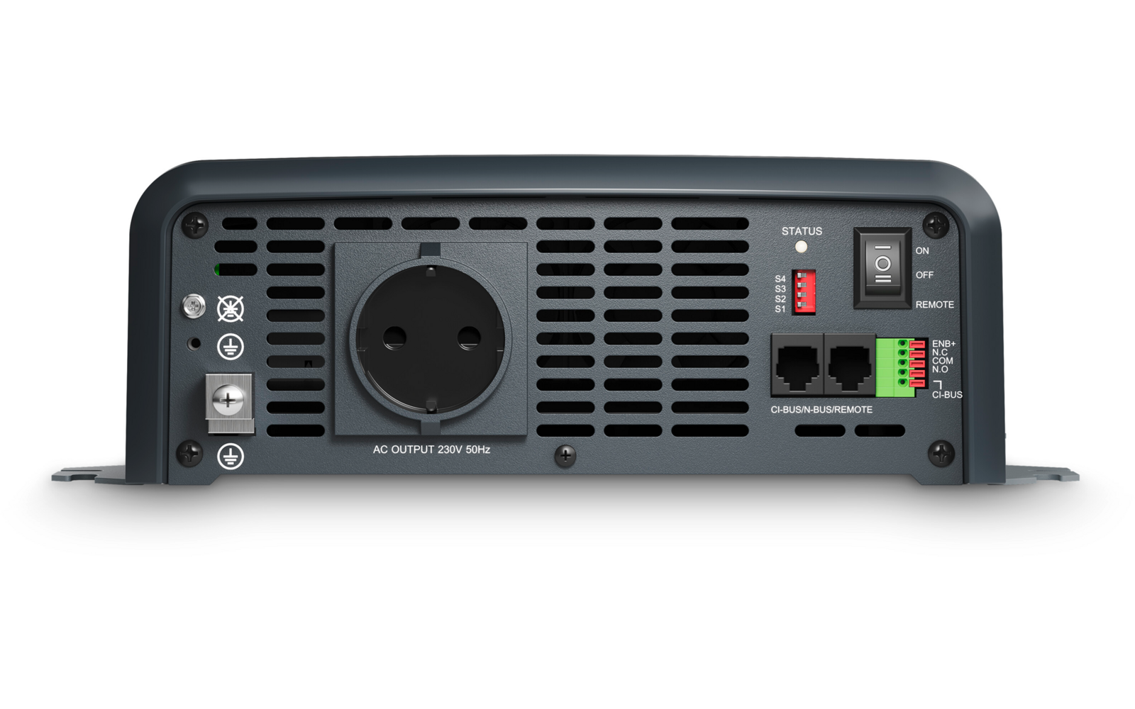 Dunkelgraues Rückpanel mit zentraler runder Steckdose (Beschriftung 'AC OUTPUT 230V 50Hz'), waagerechten Lüftungsschlitzen, zwei rechteckigen Buchsen nebeneinander, Kippschalter, rote Taste, grüne mehrpolige Schraubklemme sowie Beschriftungen und Sym