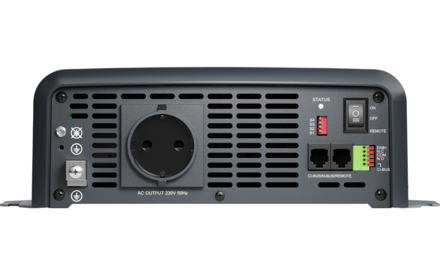 Dunkelgraues Rückpanel mit zentraler runder Steckdose (Beschriftung 'AC OUTPUT 230V 50Hz'), waagerechten Lüftungsschlitzen, zwei rechteckigen Buchsen nebeneinander, Kippschalter, rote Taste, grüne mehrpolige Schraubklemme sowie Beschriftungen und Sym