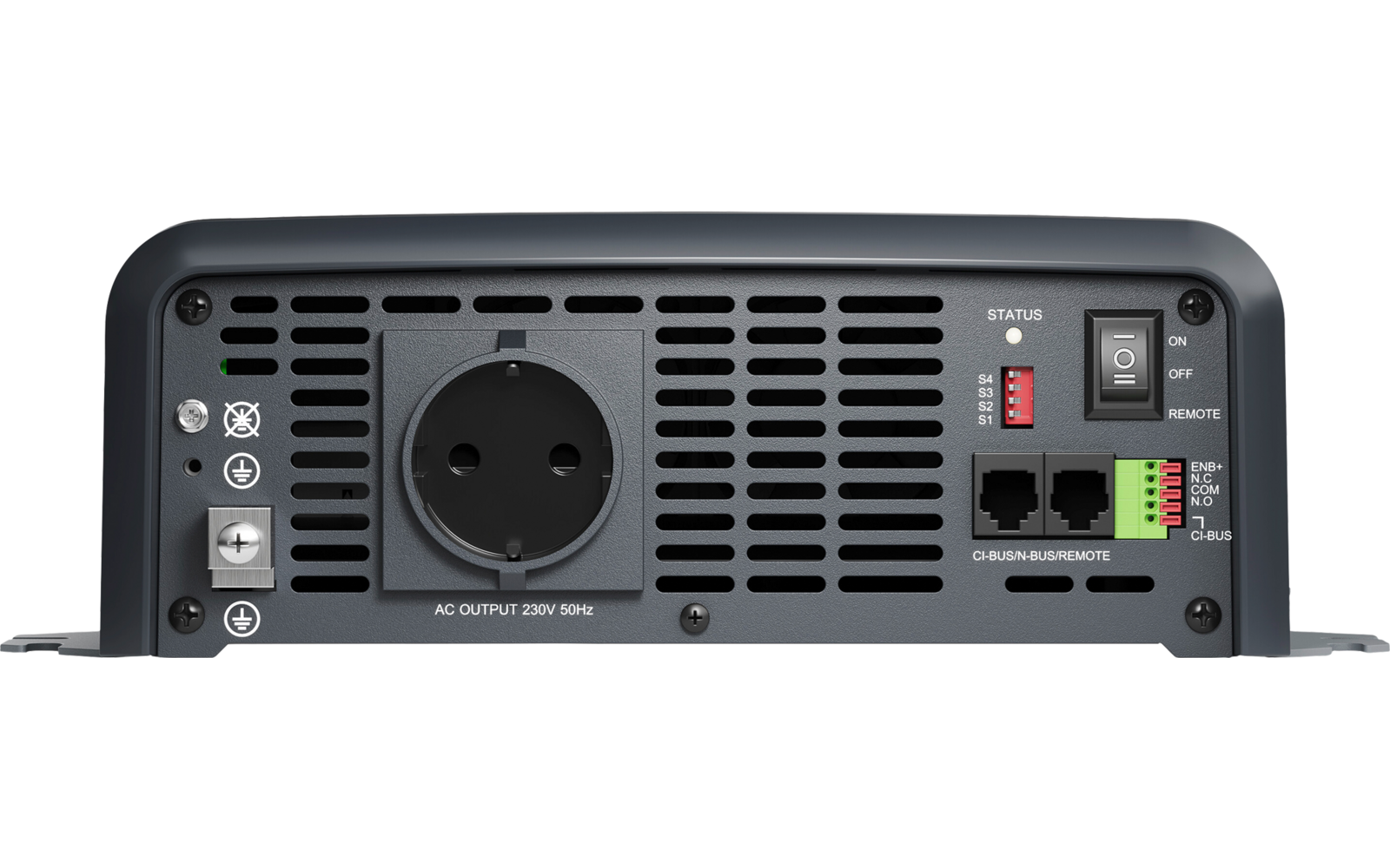 Dunkelgraues Rückpanel mit zentraler runder Steckdose (Beschriftung 'AC OUTPUT 230V 50Hz'), waagerechten Lüftungsschlitzen, zwei rechteckigen Buchsen nebeneinander, Kippschalter, rote Taste, grüne mehrpolige Schraubklemme sowie Beschriftungen und Sym