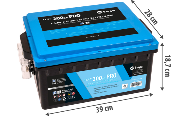 Blaue und schwarze Batterie mit der Beschriftung ‚200-PRO‘ auf einem weißen Hintergrund
