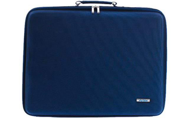 Rechteckige dunkelblaue Tasche mit Tragegriff oben, sichtbarem Reißverschluss und kleinem Logo unten rechts