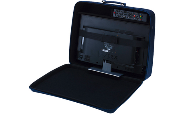 Offener dunkelblauer Weichschalenkoffer mit eingesetztem Flachbildschirm, elastischen Befestigungsbändern und einer Fernbedienung im Deckel