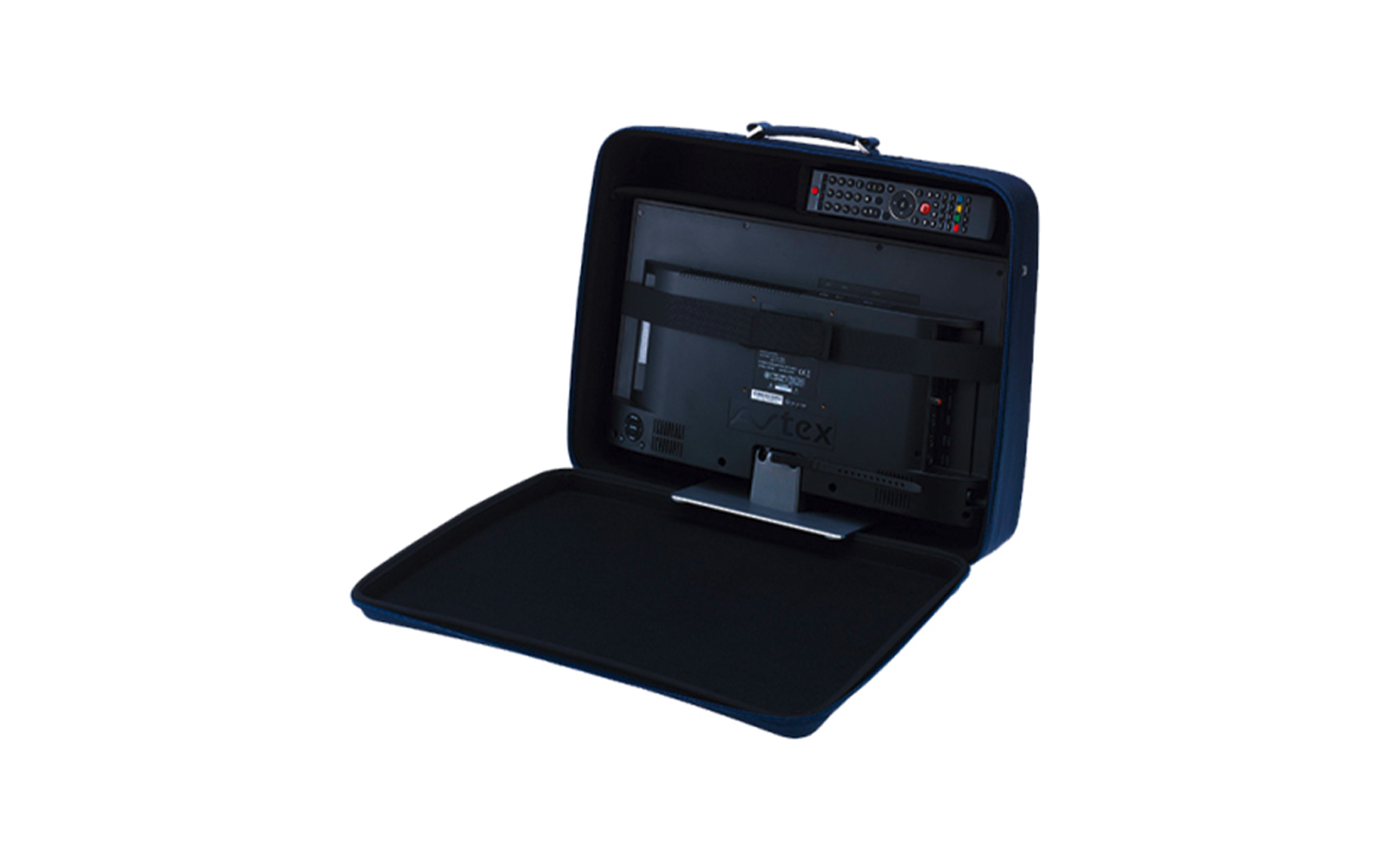 Offener dunkelblauer Weichschalenkoffer mit eingesetztem Flachbildschirm, elastischen Befestigungsbändern und einer Fernbedienung im Deckel