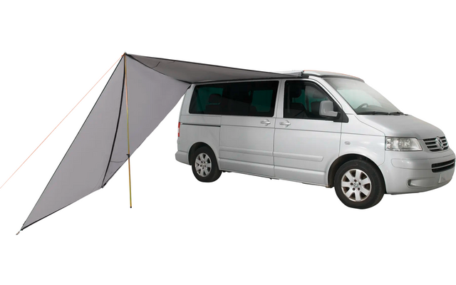 Weißer Kleinbus mit aufgespanntem Markisendach