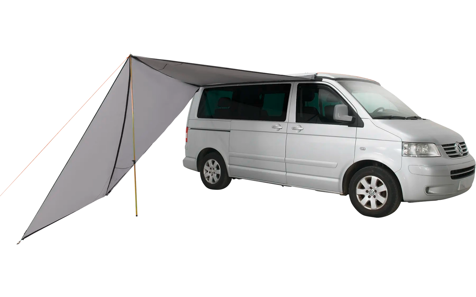 Weißer Kleinbus mit aufgespanntem Markisendach