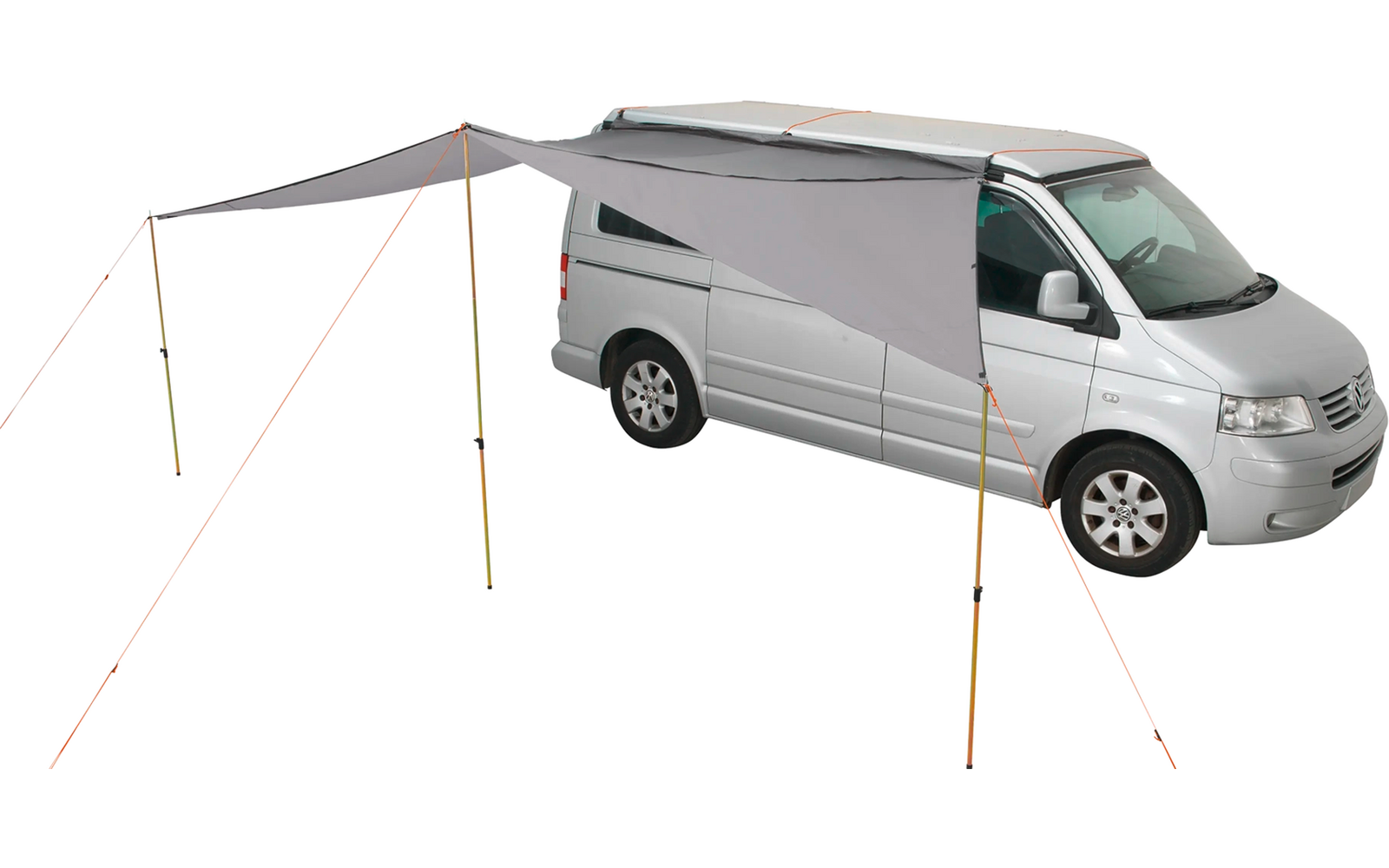 Silberner Lieferwagen, daneben ein aufgebautes Zeltgestell mit orangenen Befestigungsseilen