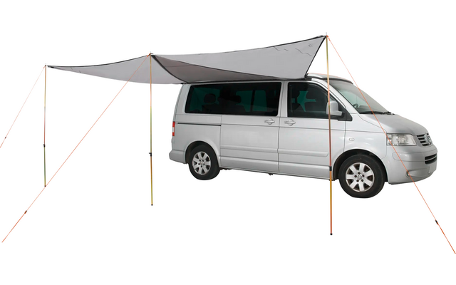 Weißer Van mit aufgebautem Sonnensegel