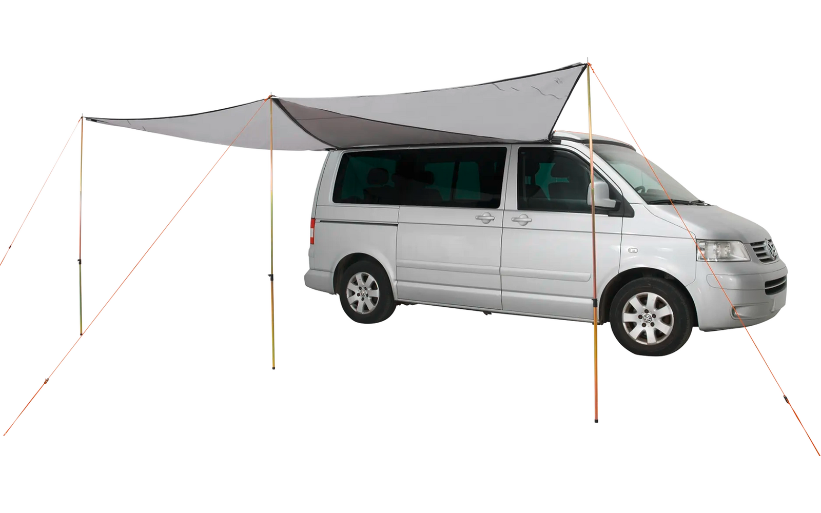 Weißer Van mit aufgebautem Sonnensegel