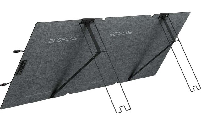 Solarpanel aufgeständert und leicht geneigt auf Grasfläche montiert