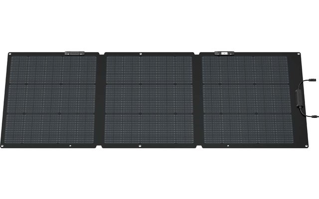 Drei zusammenklappbare schwarze Solarpanels auf weißem Hintergrund