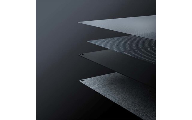 Mehrere überlappende dünne Metallplatten auf dunklem Hintergrund