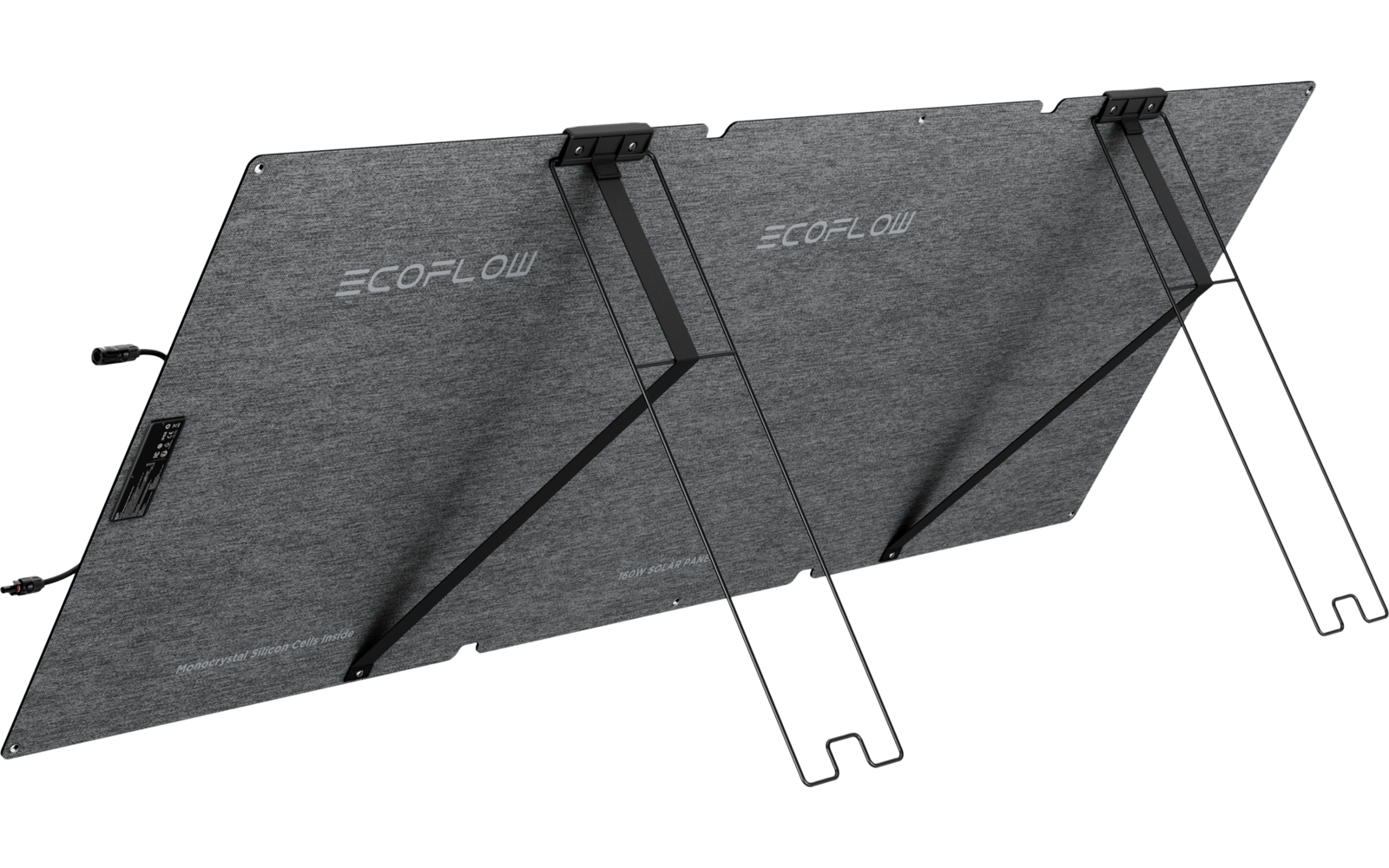 Panneau solaire monté sur un support, légèrement incliné, sur une surface herbeuse