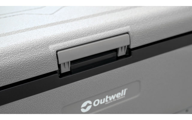 Gros plan d'un loquet gris sur une boîte gris clair avec le logo Outwell visible