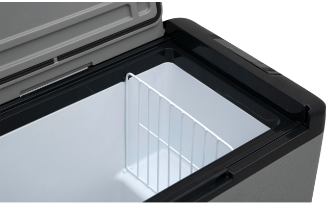 Coffre argenté ouvert, intérieur blanc et panier métallique