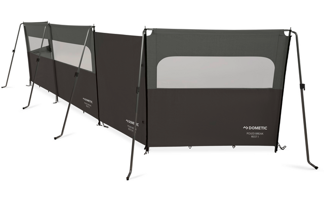 Dunkelgraue Stoffpaneele in drei Abschnitten mit rechteckigen Netzfenstern, Metallstangen, Spannleinen und weißem Dometic-Logo rechts