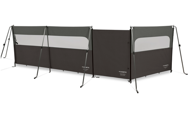 Lange dunkelgraue Stoffwand aus drei verbundenen Paneelen, jeweils mit einem hellgrauen rechteckigen Fenster, getragen von schwarzen Metallstangen und Spannseilen auf weißem Hintergrund