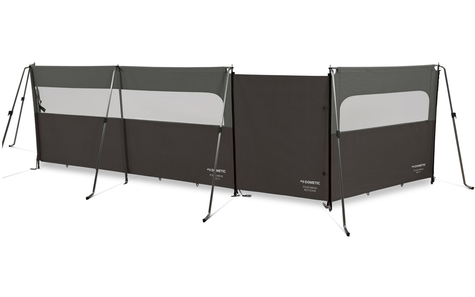 Lange dunkelgraue Stoffwand aus drei verbundenen Paneelen, jeweils mit einem hellgrauen rechteckigen Fenster, getragen von schwarzen Metallstangen und Spannseilen auf weißem Hintergrund