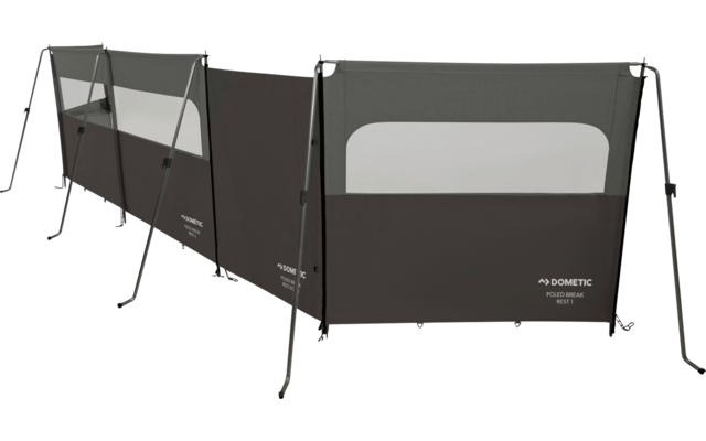 Dunkelgraue Stoffpaneele in drei Abschnitten mit rechteckigen Netzfenstern, Metallstangen, Spannleinen und weißem Dometic-Logo rechts