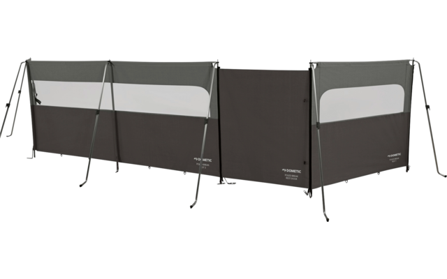 Lange dunkelgraue Stoffwand aus drei verbundenen Paneelen, jeweils mit einem hellgrauen rechteckigen Fenster, getragen von schwarzen Metallstangen und Spannseilen auf weißem Hintergrund