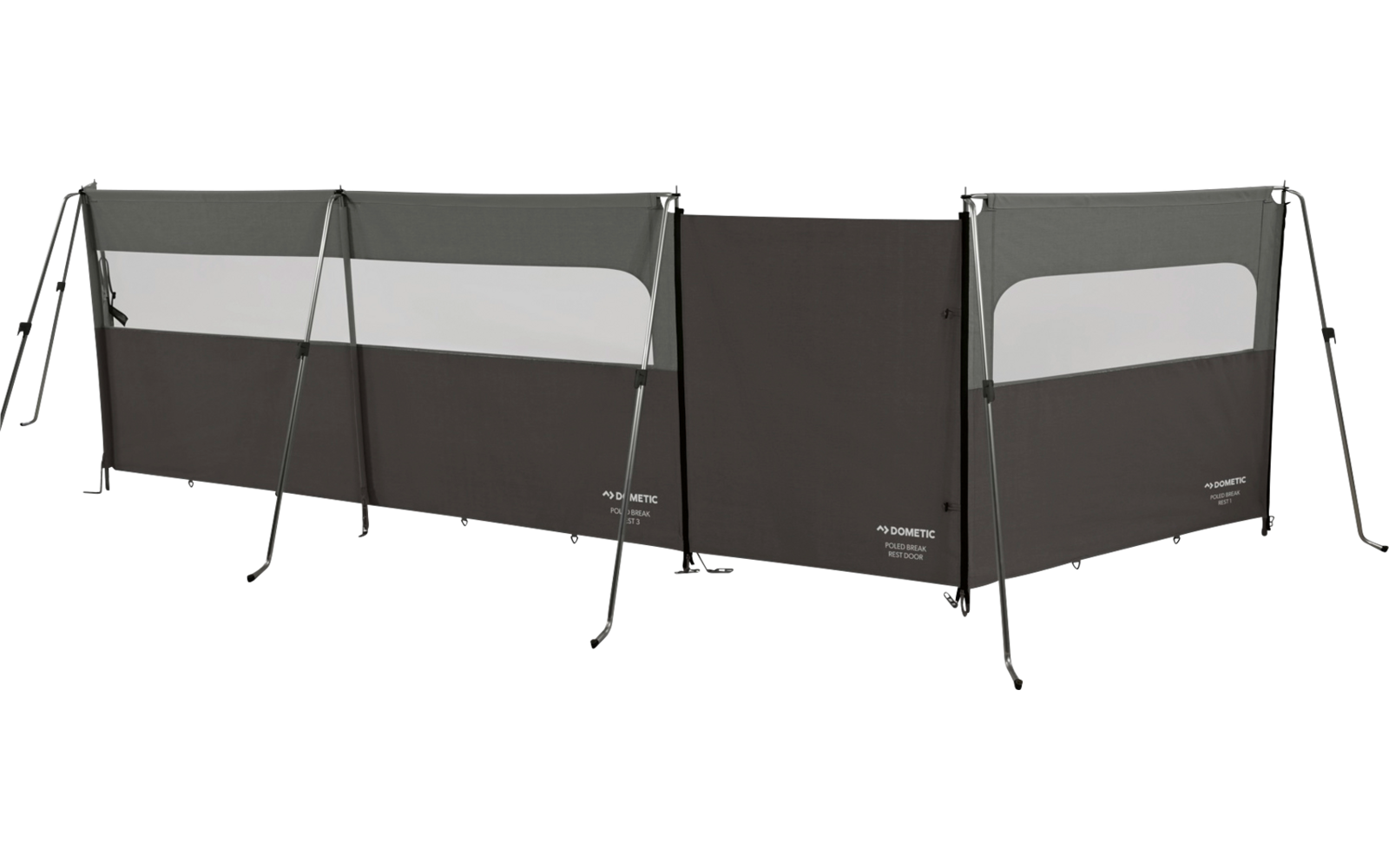 Lange dunkelgraue Stoffwand aus drei verbundenen Paneelen, jeweils mit einem hellgrauen rechteckigen Fenster, getragen von schwarzen Metallstangen und Spannseilen auf weißem Hintergrund