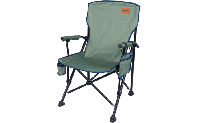 Chaise pliante en tissu verte avec structure métallique noire, accoudoirs rembourrés, porte-gobelet sur un accoudoir, poche latérale, étiquette orange en haut du dossier et bordure bleue