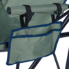 Pochette en tissu vert avec bordure bleue sur l'accoudoir d'une chaise pliante; deux compartiments et sangles noires