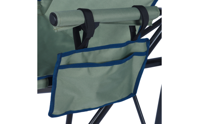 Pochette en tissu vert avec bordure bleue sur l'accoudoir d'une chaise pliante; deux compartiments et sangles noires