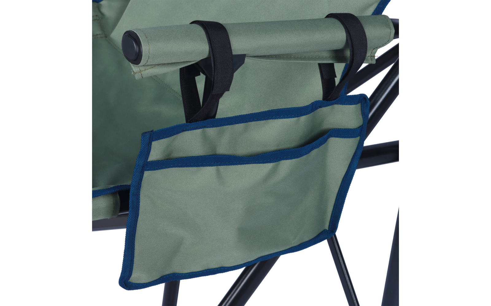 Pochette en tissu vert avec bordure bleue sur l'accoudoir d'une chaise pliante; deux compartiments et sangles noires