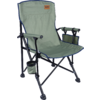Klappbarer grüner Campingstuhl mit schwarzem Metallgestell, Armlehnen, Becherhalter und seitlicher Tasche