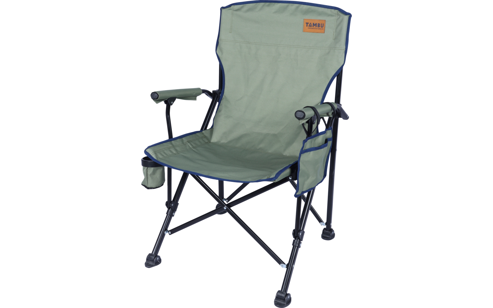 Grüner klappbarer Stoffstuhl mit schwarzem Metallgestell, gepolsterten Armlehnen, Becherhalter an einer Armlehne, Seitentasche, orangefarbene Etikette am oberen Rücken und blaue Einfassung